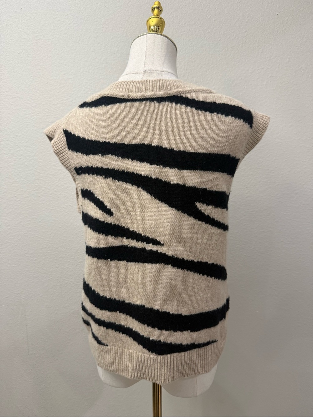 Boden V-Neck Zebra Stripe Knit Sweater Vest in Beige and Black XS Woold - Picture 3 of 4